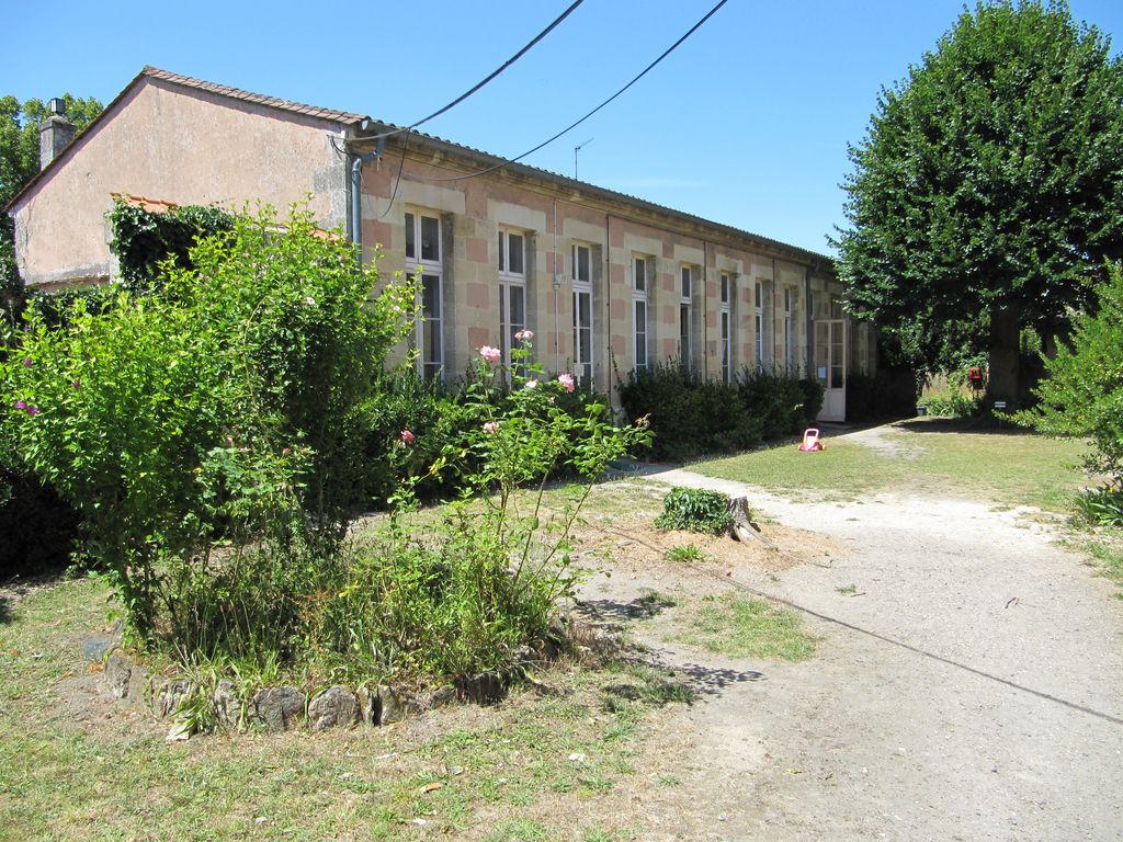 Salle de classe dans la cour secondaire : façade est.