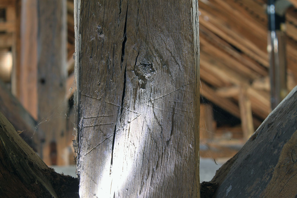 Marque d'assemblage de charpenterie sur un poinçon.