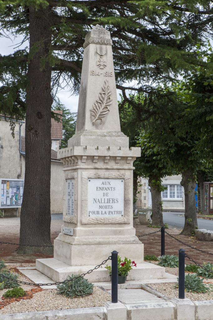 Monument aux morts sur la place.