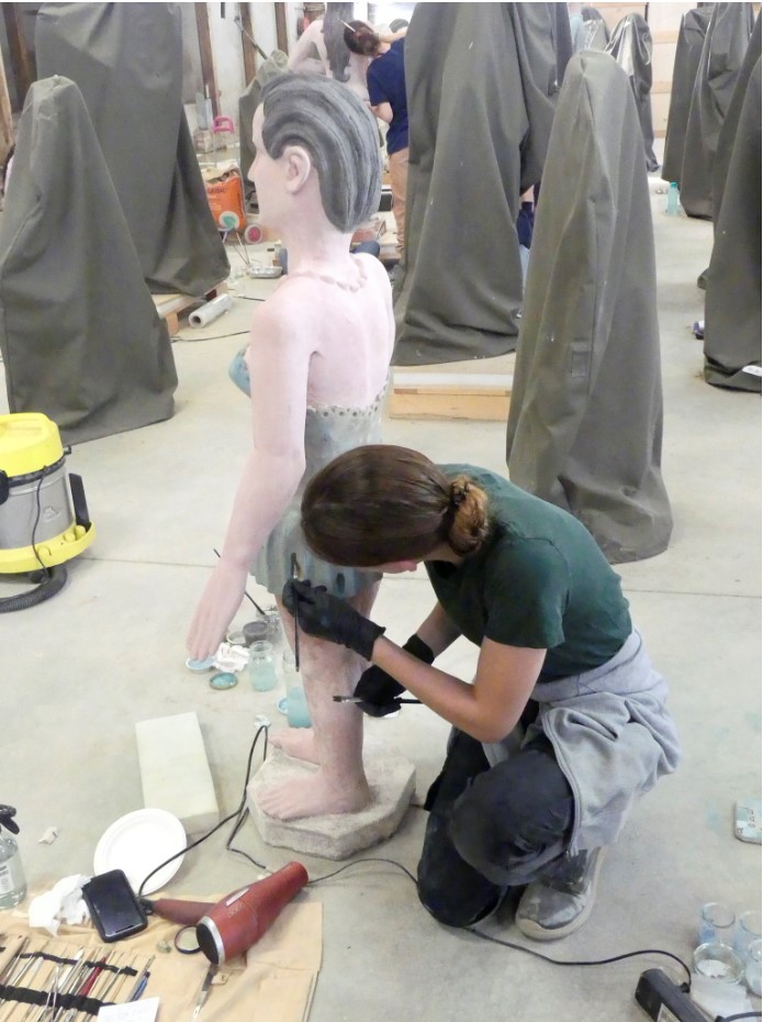 Réintégration de la polychromie sur la statue de la femme à la robe bleue.