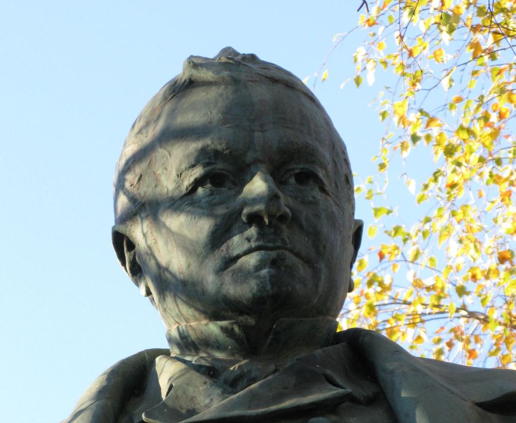 Visage, détail de la statue d'Adolphe Thiers à Saint-Savin.