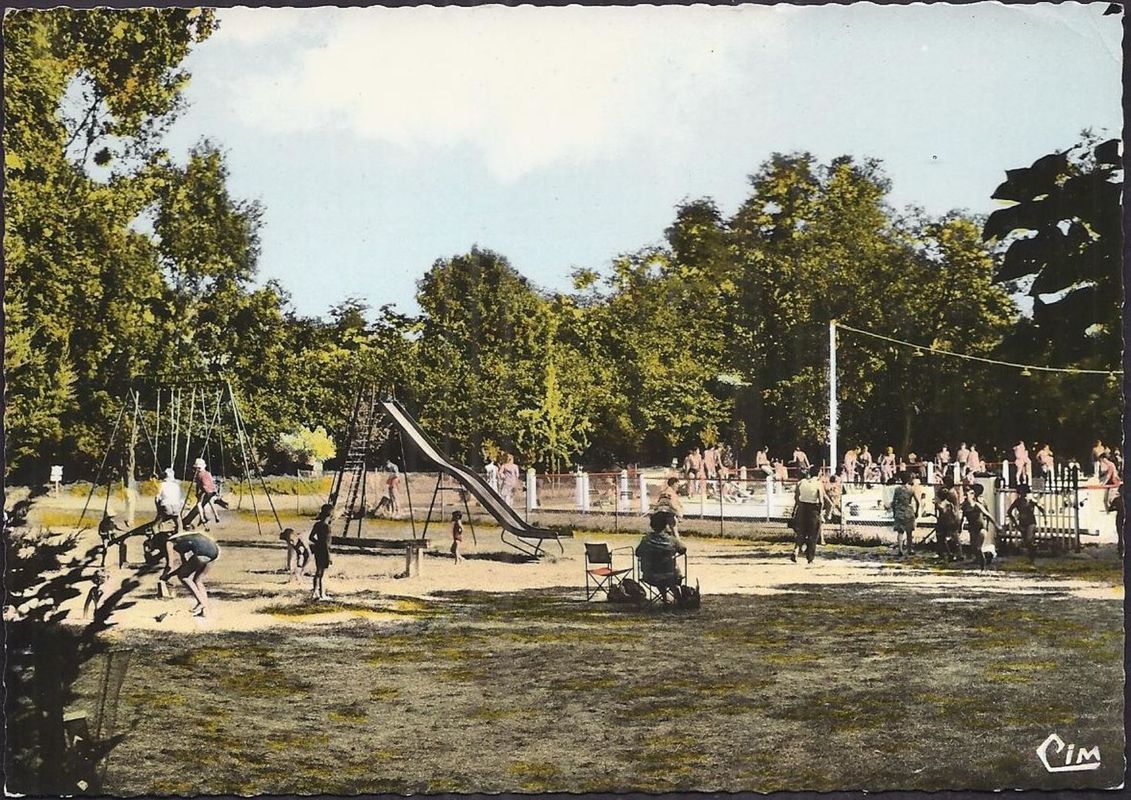 Vue du parc et de la piscine de plein air en arrière plan.