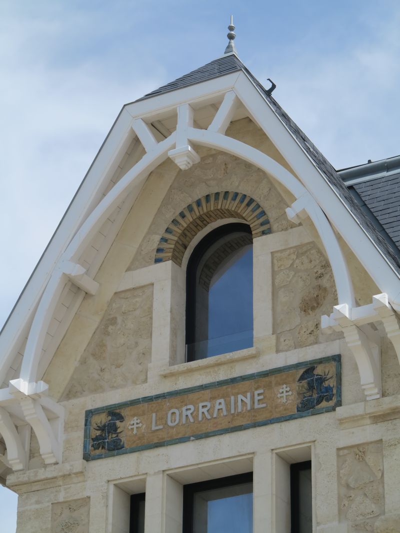 Le pignon de l'avant-corps latéral, orné d'une ferme de charpente apparente.