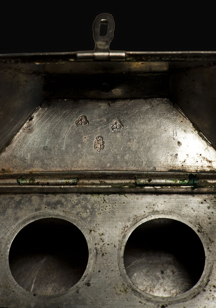 Détail des poinçons à l'intérieur du couvercle du coffret.