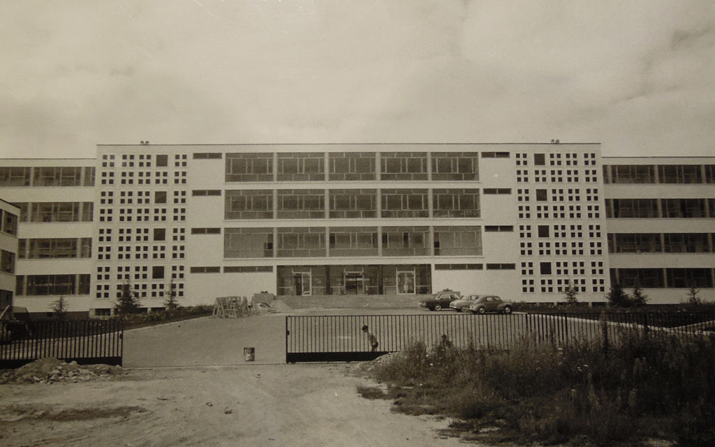 Façade de l'externat avec claustras en 1960.