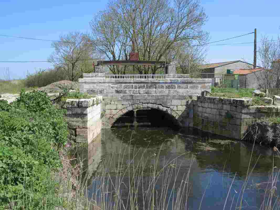 L'ancienne porte du Contrebot vue depuis l'ouest, encadrée par des joyers en pierre de taille.