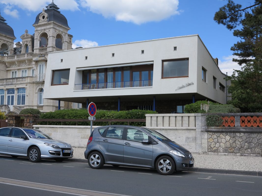 La villa vue depuis le sud-ouest.