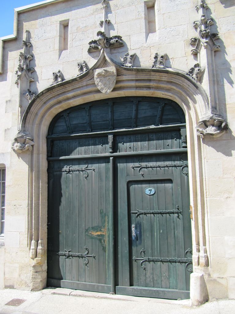 Corps de bâtiment sur rue : portail.