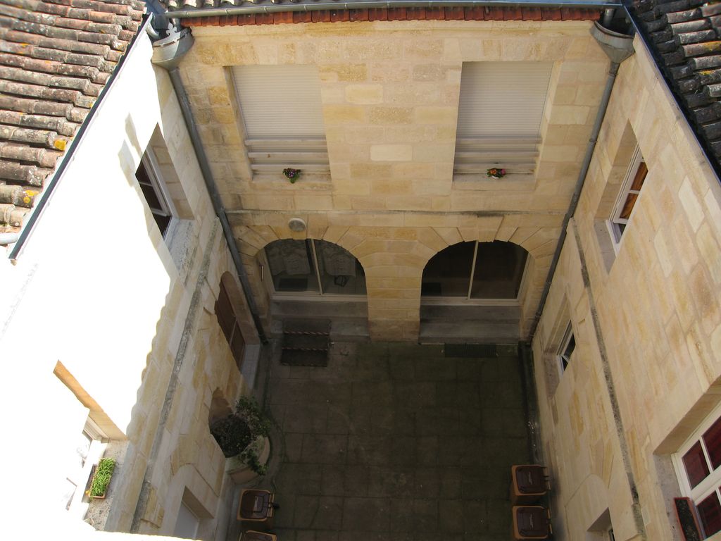 Vue d'ensemble de la cour depuis le dernier palier de l'escalier.