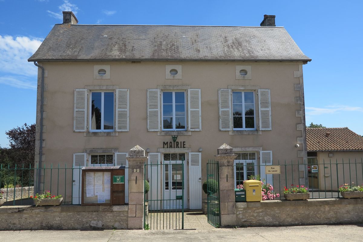 La mairie, ancienne école communale. Façade antérieure.