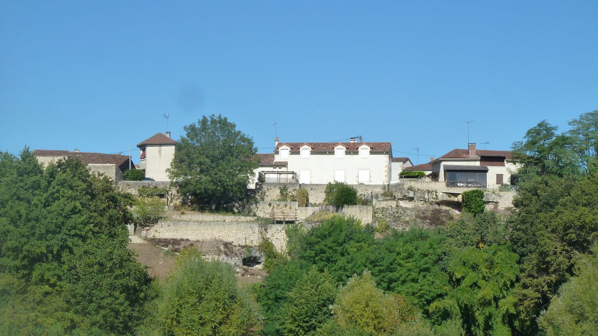 Vue du bas village des Bordes, depuis la vallée de la Vienne.