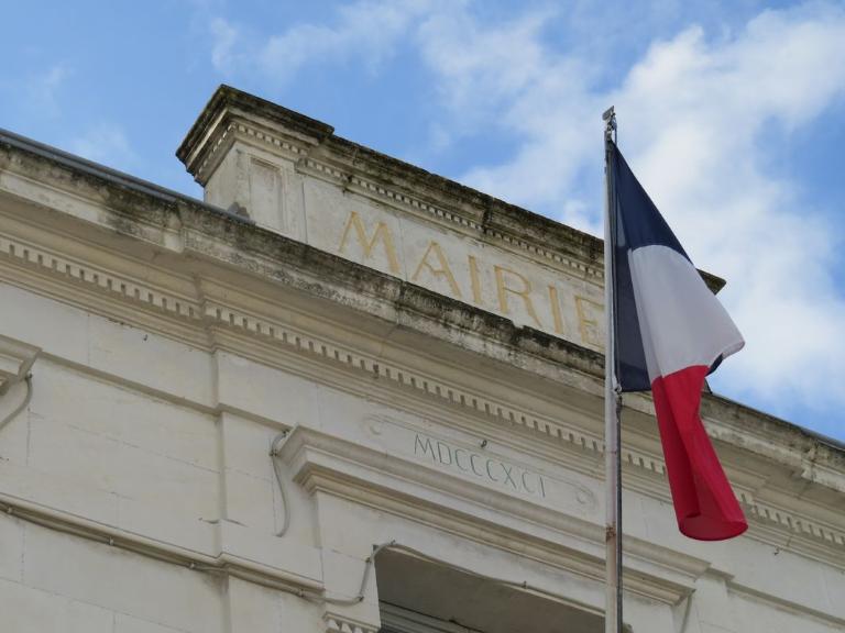 Entablement couronnant la travée centrale.