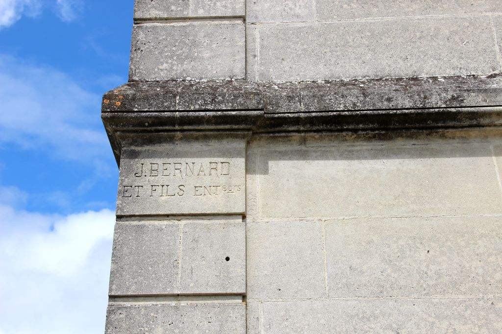 Façade sud : détail de la signature des entrepreneurs.