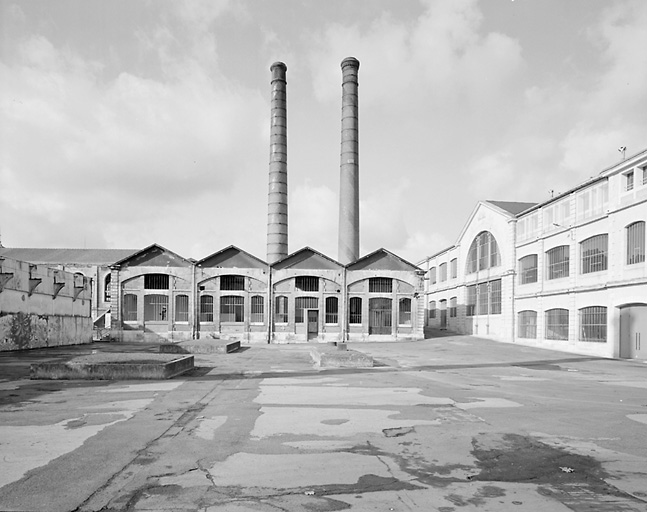 Les cheminées jumelles et le bâtiment 199, atelier de production d'énergie.