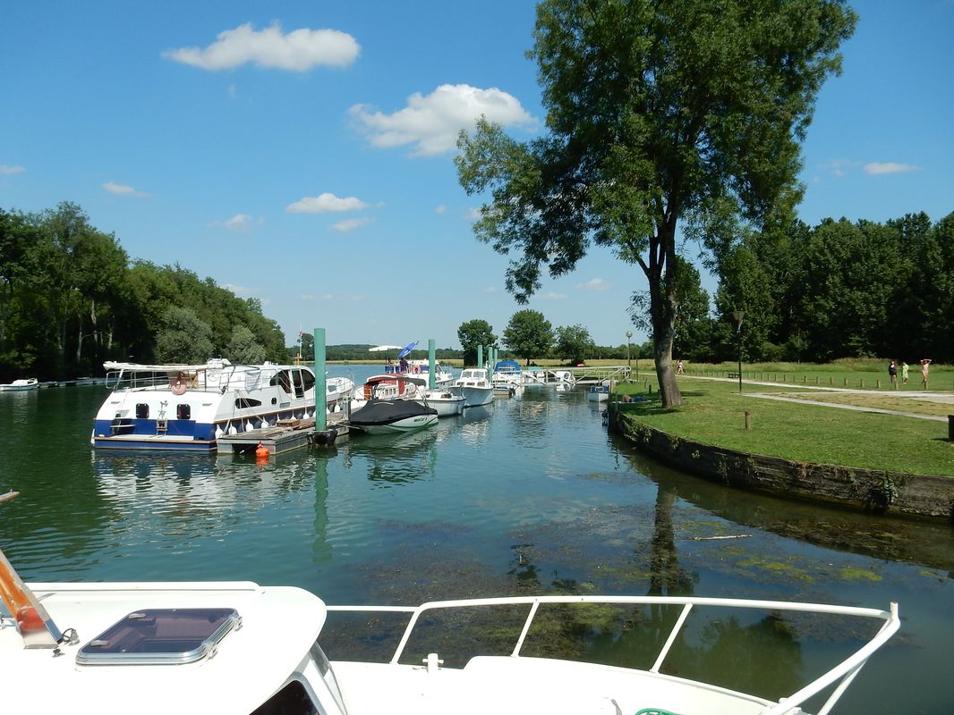 Partie du port en amont de la cale du passage.