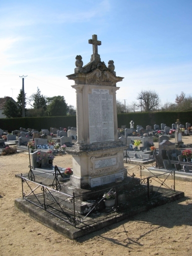 Monument aux morts vu depuis l'est.