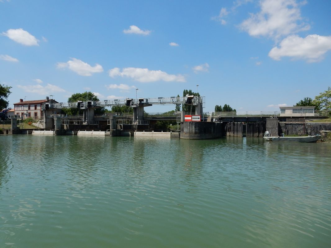 Le barrage mobile et l'entrée de l'écluse, côté amont.