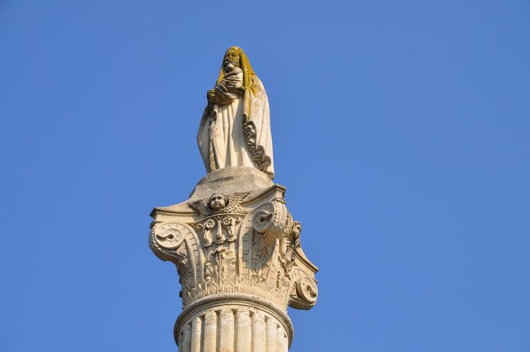 Chapiteau composite surmonté de la Vierge à l'Enfant.