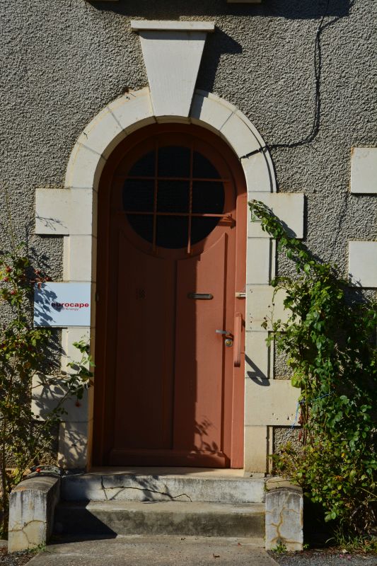 Porte centrale de la façade principale.