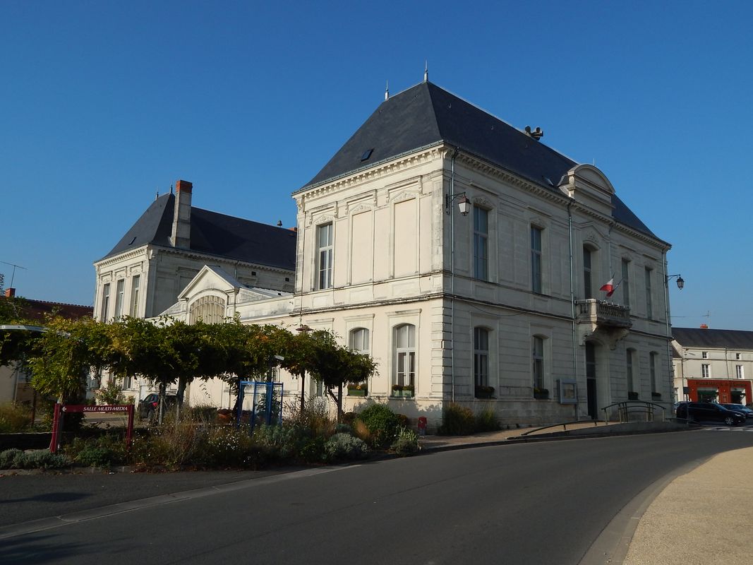 Façades sud et est de la mairie.