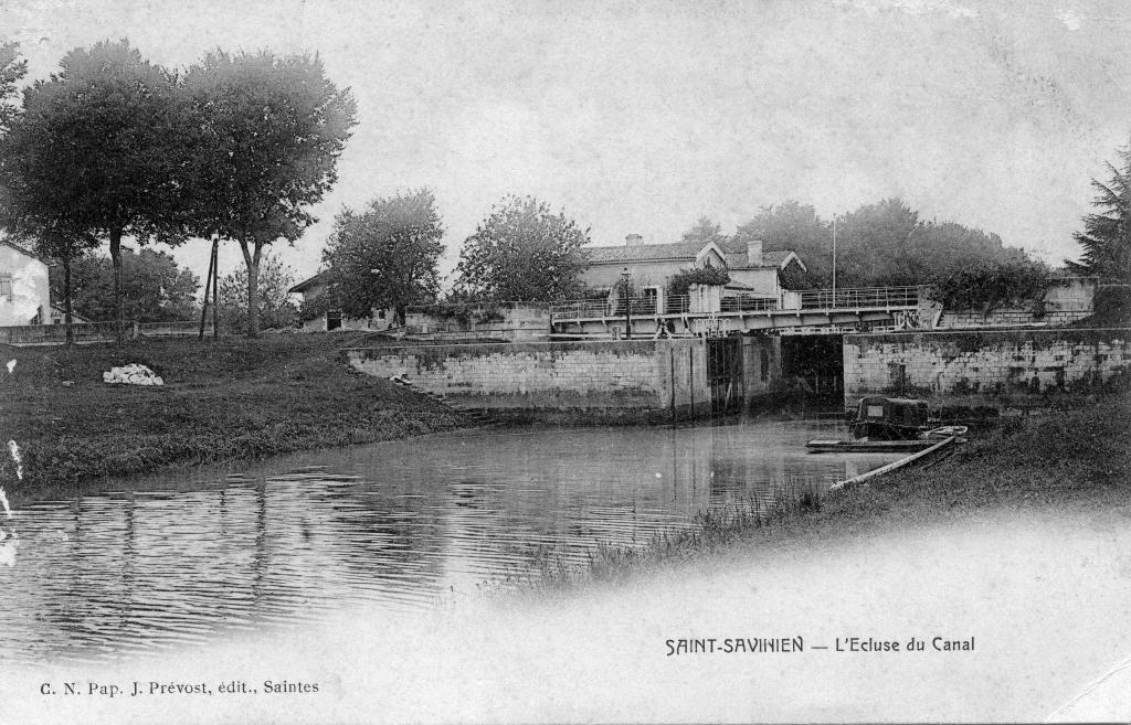 Vue de l'écluse et du pont tournant prise de l'amont.