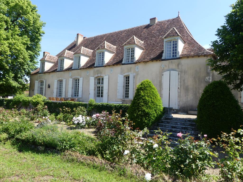 Vue de la façade ouest du manoir.