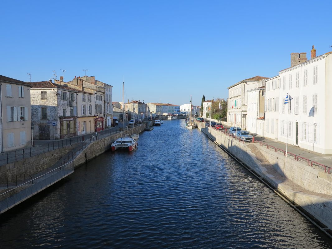 Maisons sur les quais de Marans.