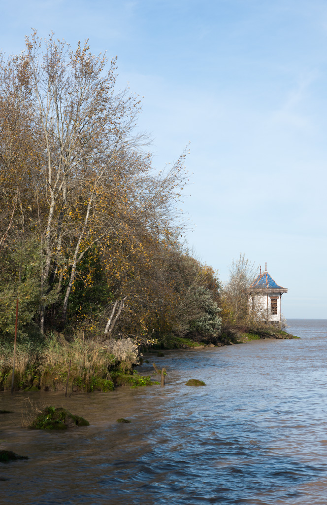 Vue depuis la rive au sud.