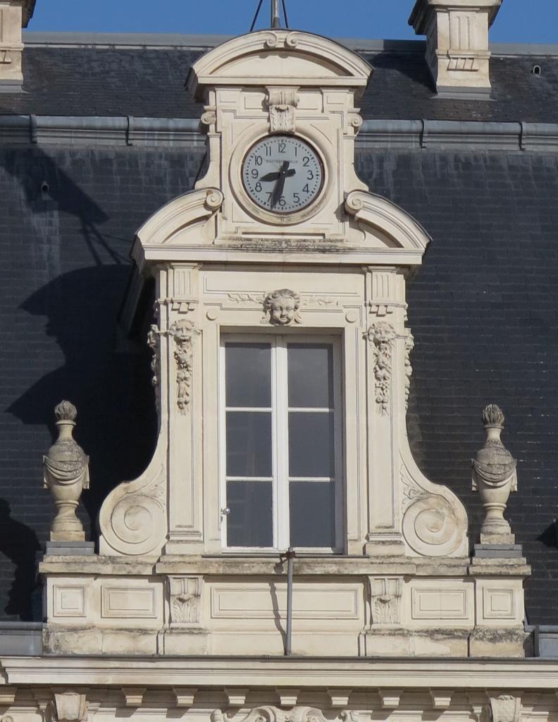 Lucarne surmontée d'une horloge, hôtel du préfet, travée centrale, façade sur cour d'honneur.