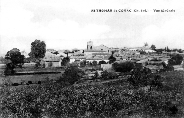 Le pigeonnier, au centre, sur une carte postale vers 1900.