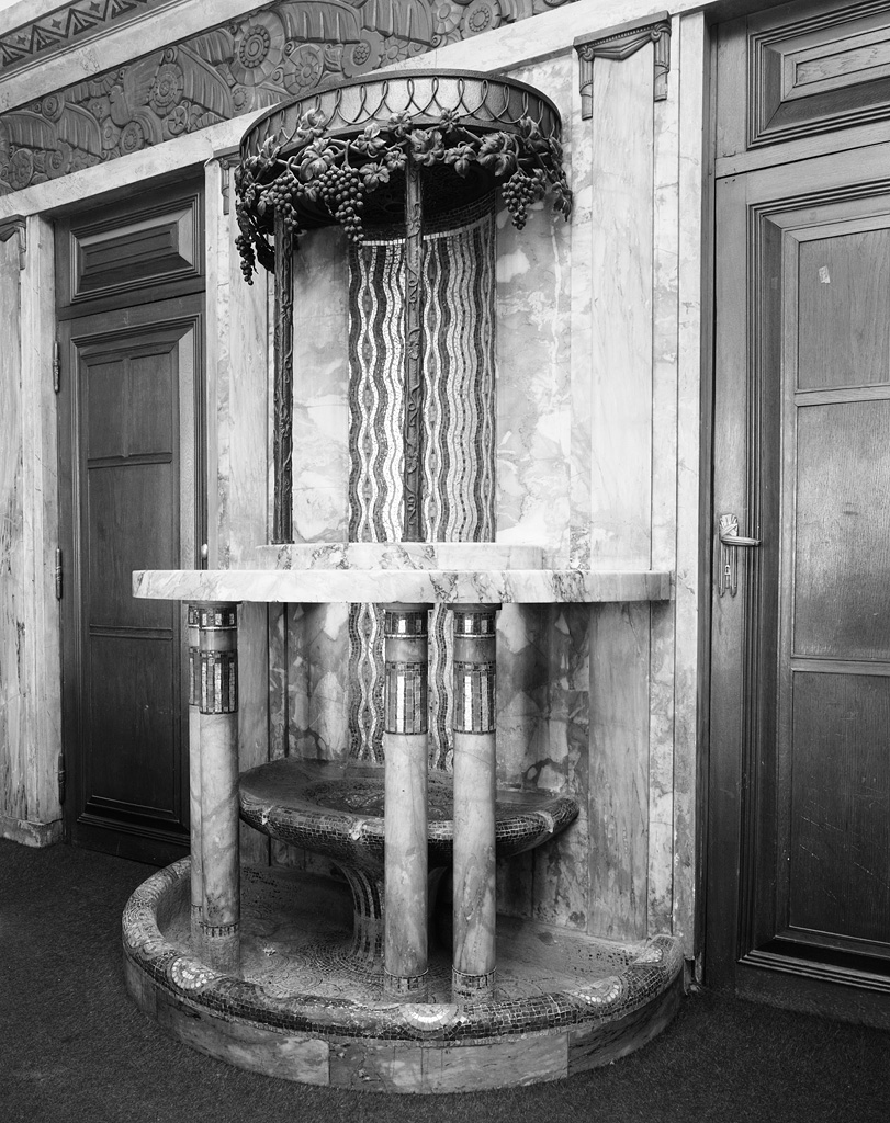 Rez-de-chaussée, salle à manger : fontaine murale.