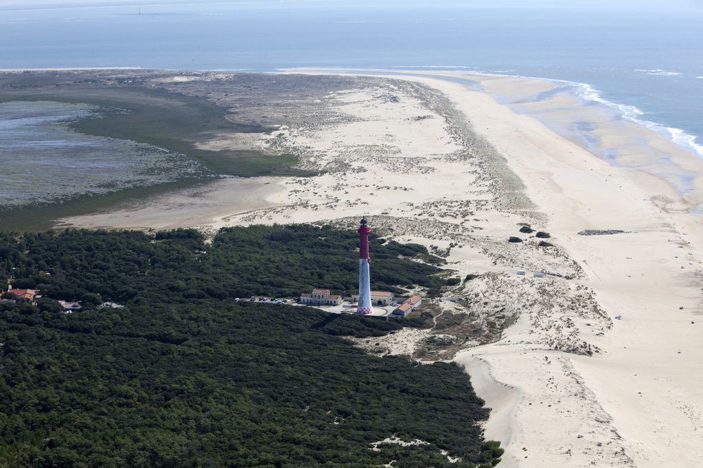 Le phare et la pointe de la Coubre. Vue aérienne.