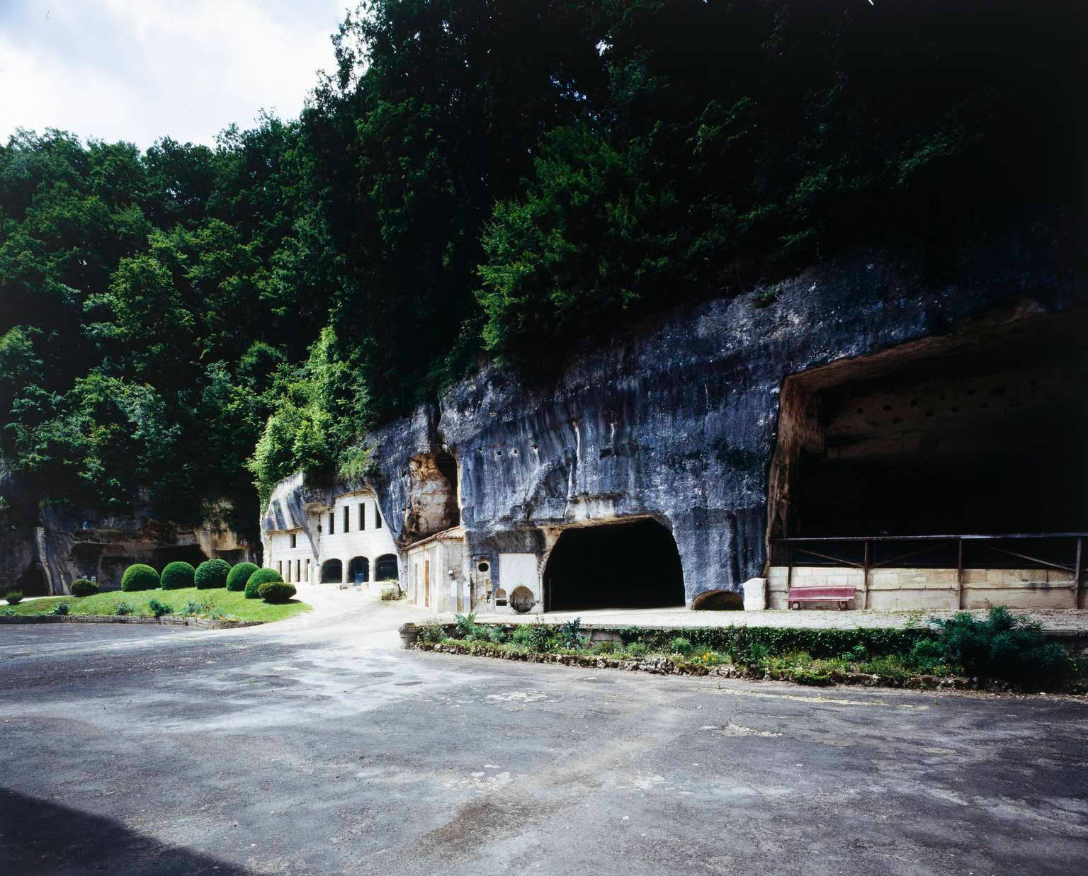 Vue extérieure des aménagements troglodytiques.