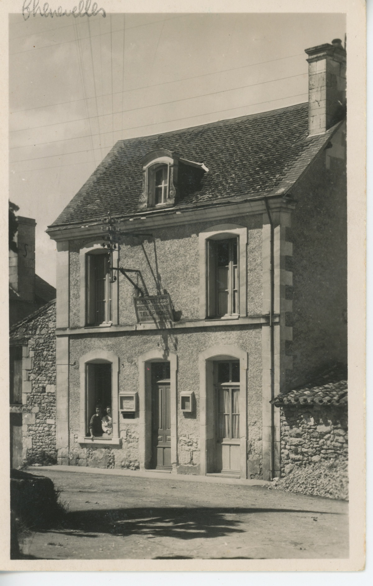 Le bureau de poste de Chenevelles, au début du 20e siècle, carte postale ancienne.