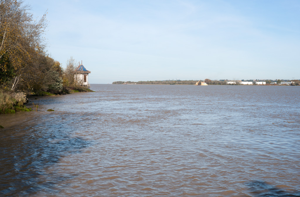 Vue depuis la rive au sud.