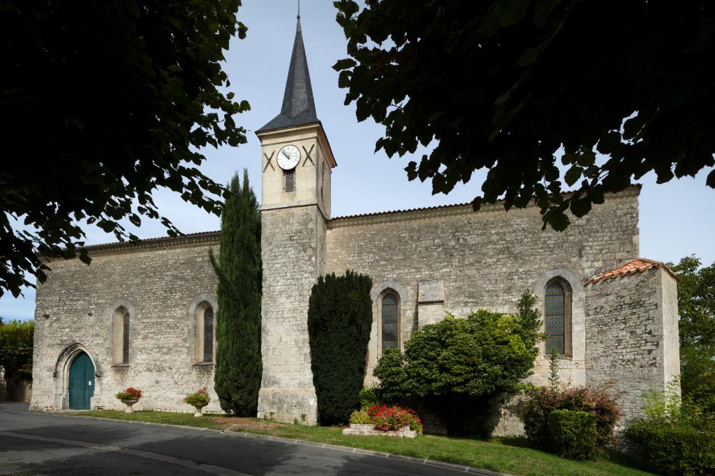 Façade orientée au sud, vue depuis le sud-est.