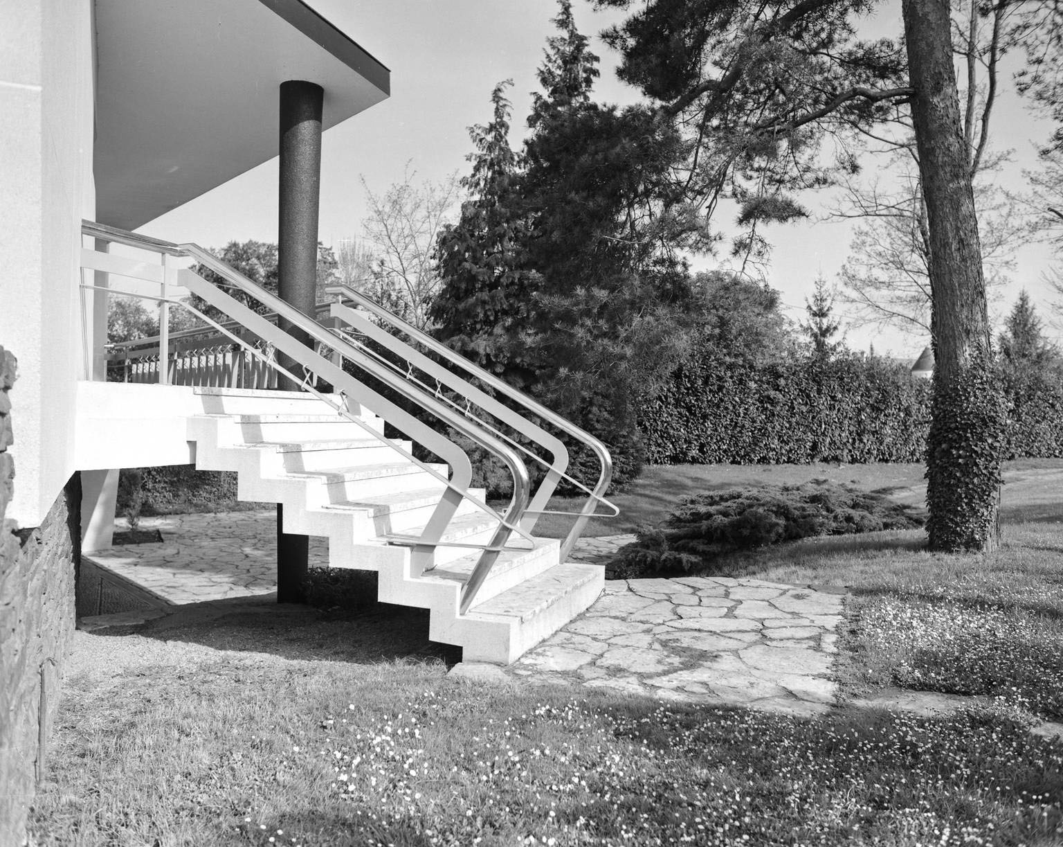 Vue de l'escalier extérieur dans l'angle sud-ouest.