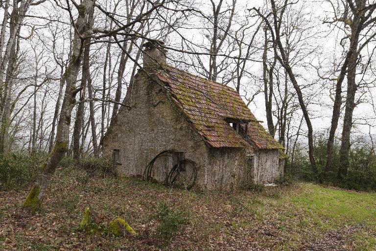 Vue d'ensemble de la cabane au sud-ouest.