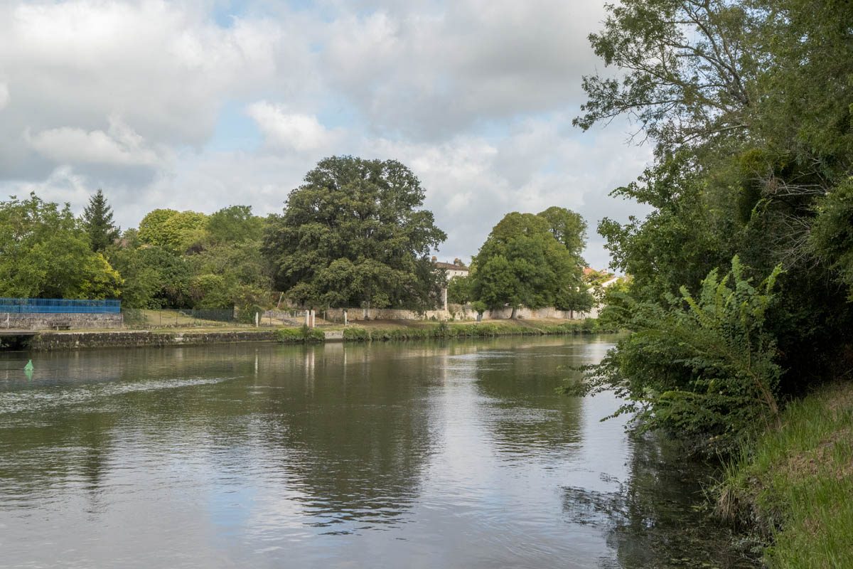 Partie médiane du port vue depuis la rive droite ; à l'extrême gauche, pont au-dessus d'une petite cale aménagée dans le jardin contigu.