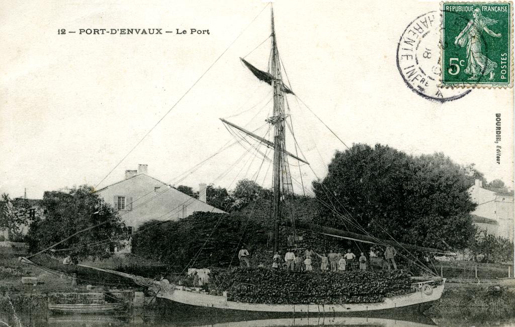 Sloop à hunier chargé de fagots dans le port, vers 1910.