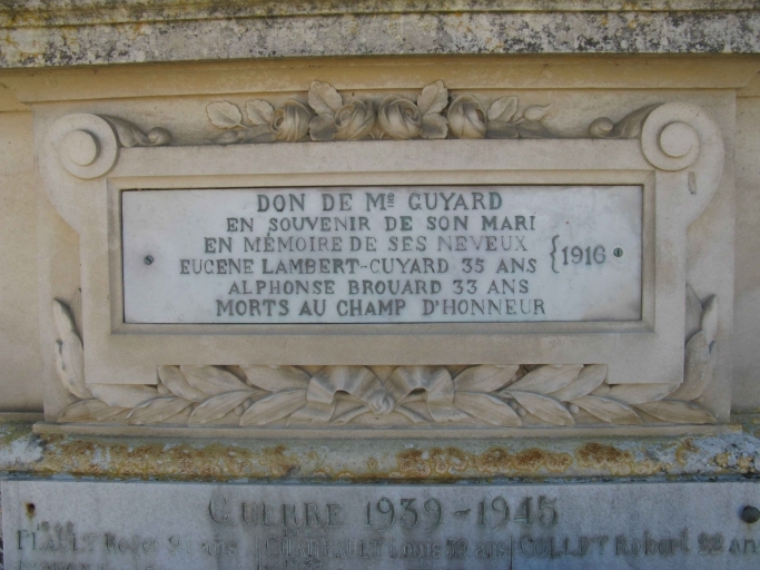 Inscription sur une plaque du monument aux morts de Vicq-sur-Gartempe. Face nord-est, plaque du commanditaire.