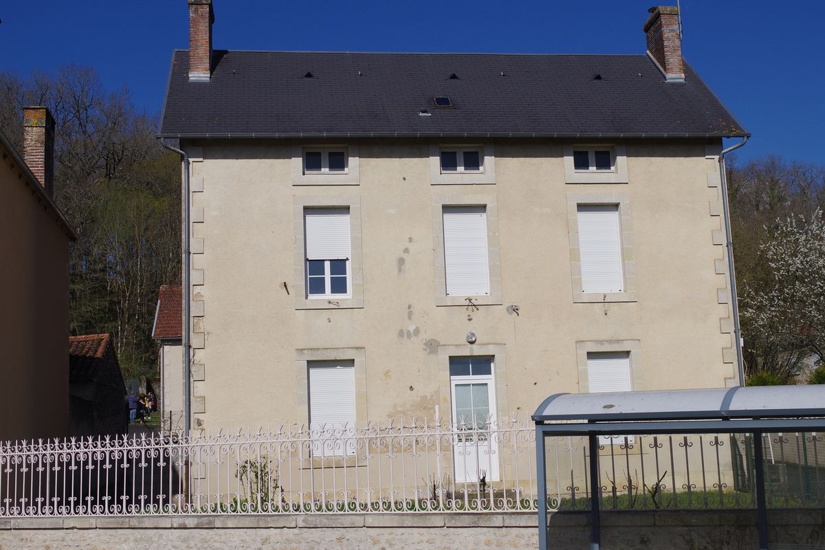 Vue de la façade est du logement de l'instituteur.