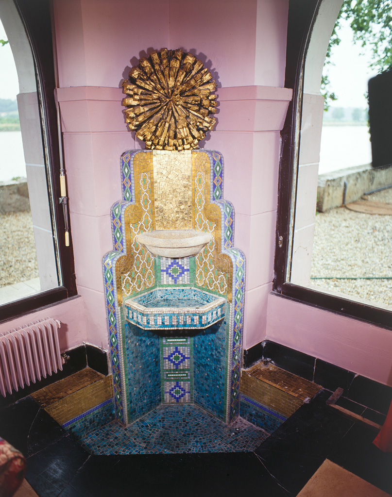 Fontaine dans l'angle sud-ouest du salon.