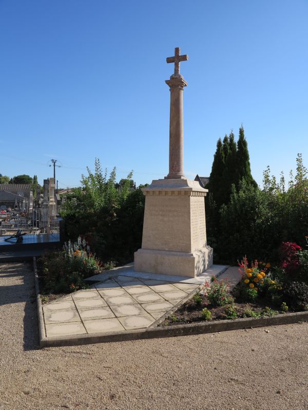 Le monument aux morts du Souvenir français dans le cimetière Notre-Dame à Montmorillon.