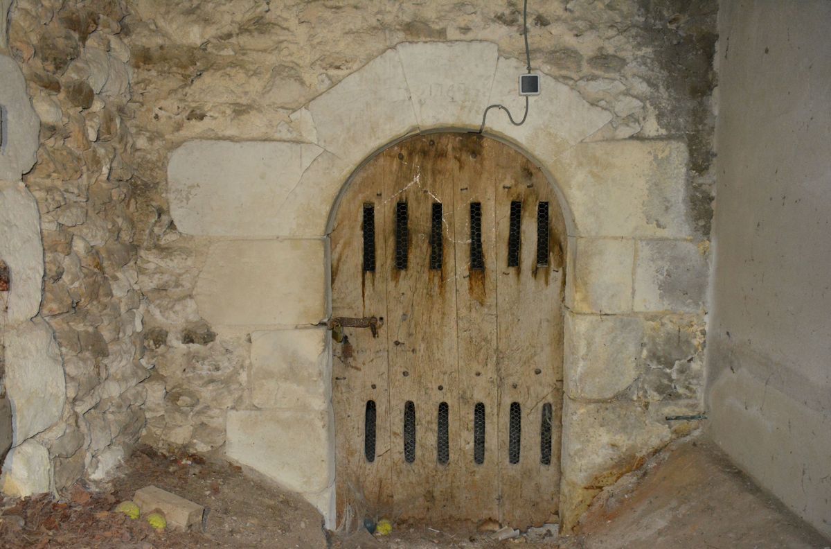 Porte d'accès au sous-sol de l'ancien logement d'instituteur.