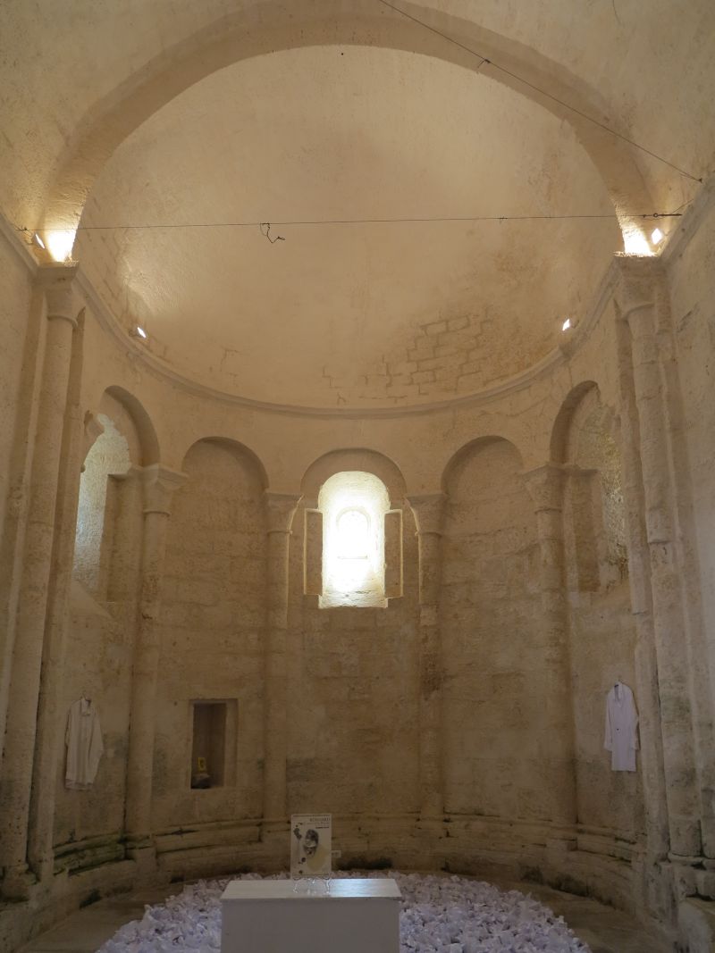 Vue intérieur du choeur roman.