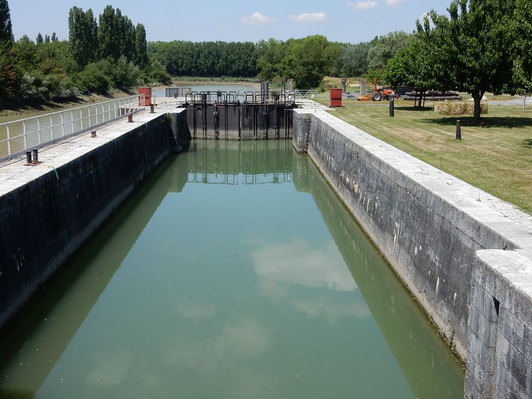 Le sas de l'écluse vu du pont vers l'aval.