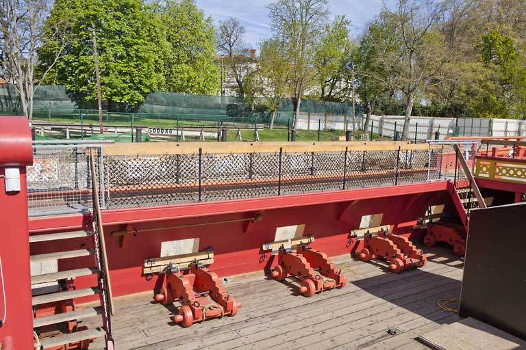 Le faux-pont équipé des affûts de canons.