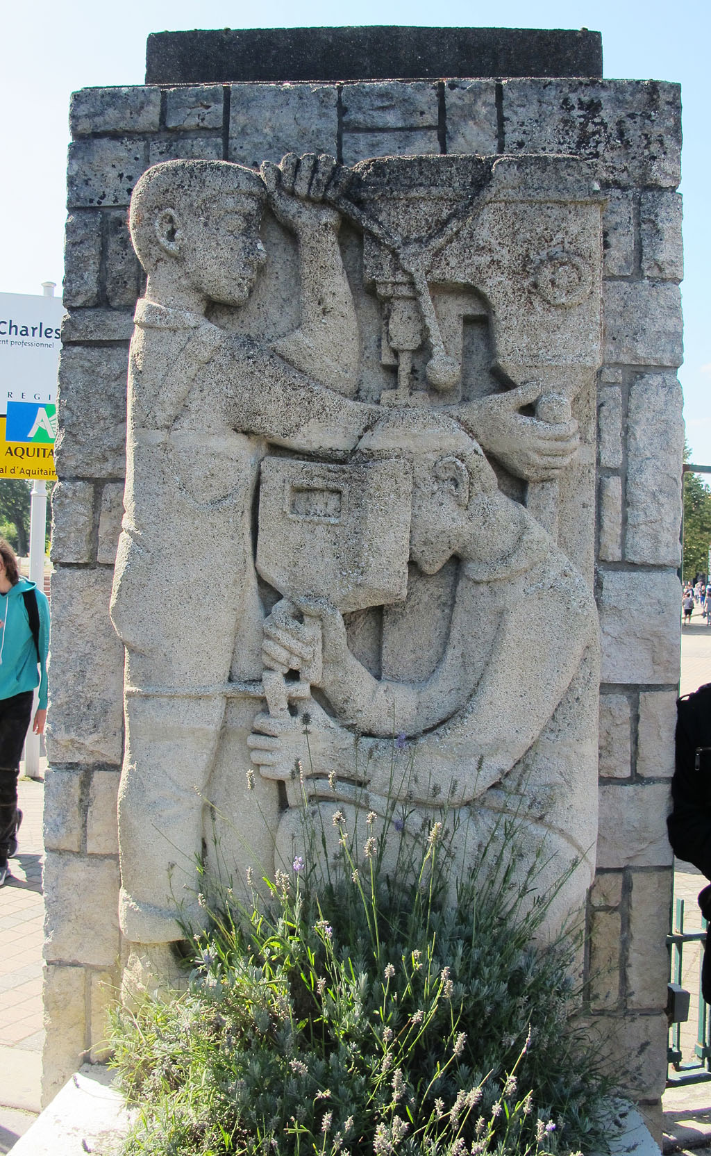 Haut relief des métiers (mécanique et soudure). 1% artistique.