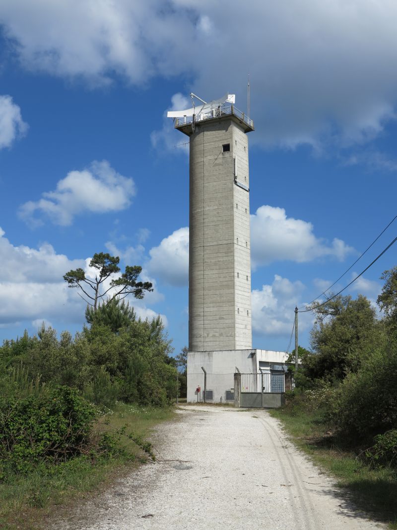 La tour-radar vue depuis le sud.